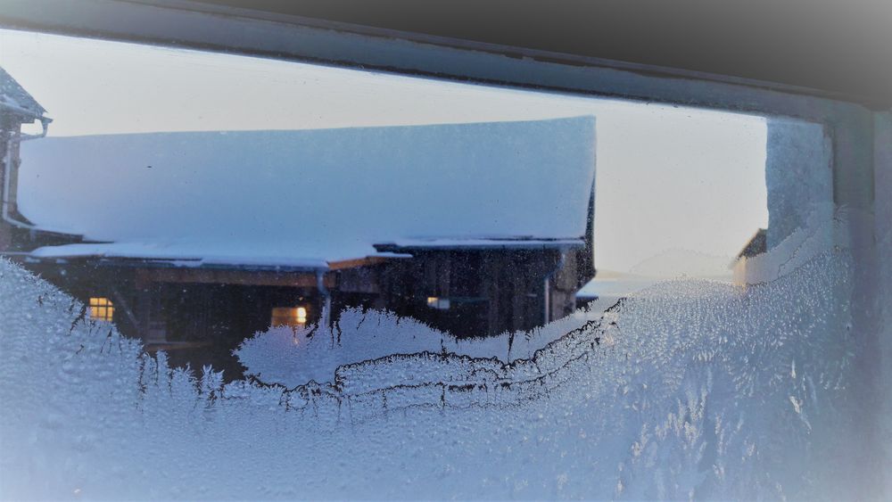 Morgensonne durchleuchtet Gebäude und kämpft gegen das Eis