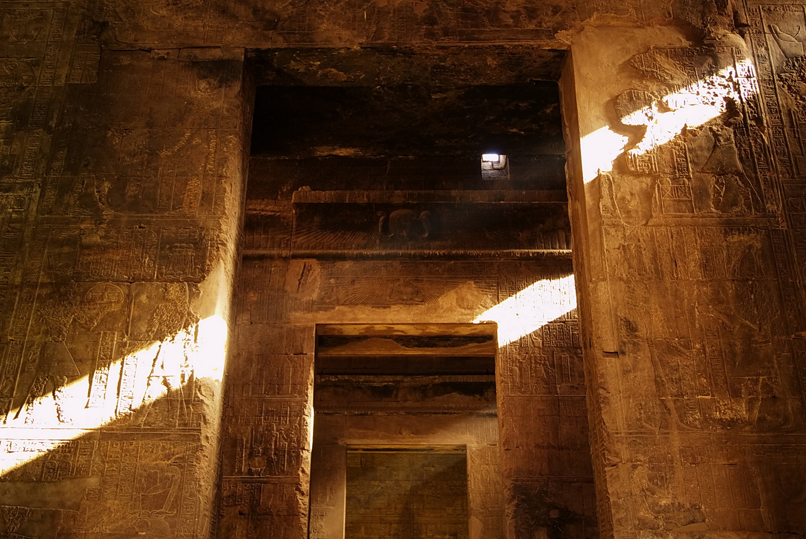 Morgensonne im Horus-Tempel in Edfu, Ägypten