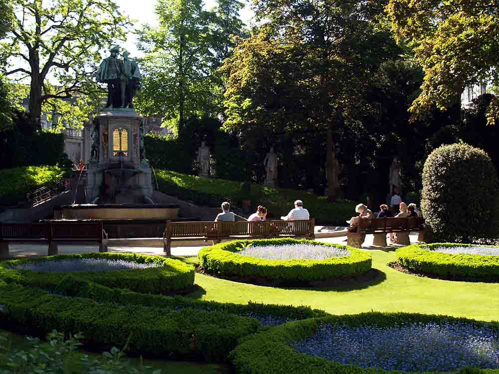 Morgensonne im Park vor dem Egmont/Hoorn-Denkmal