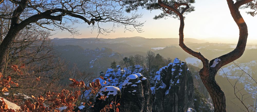 Morgensonne im Winter über dem Elbtal auf der Bastei