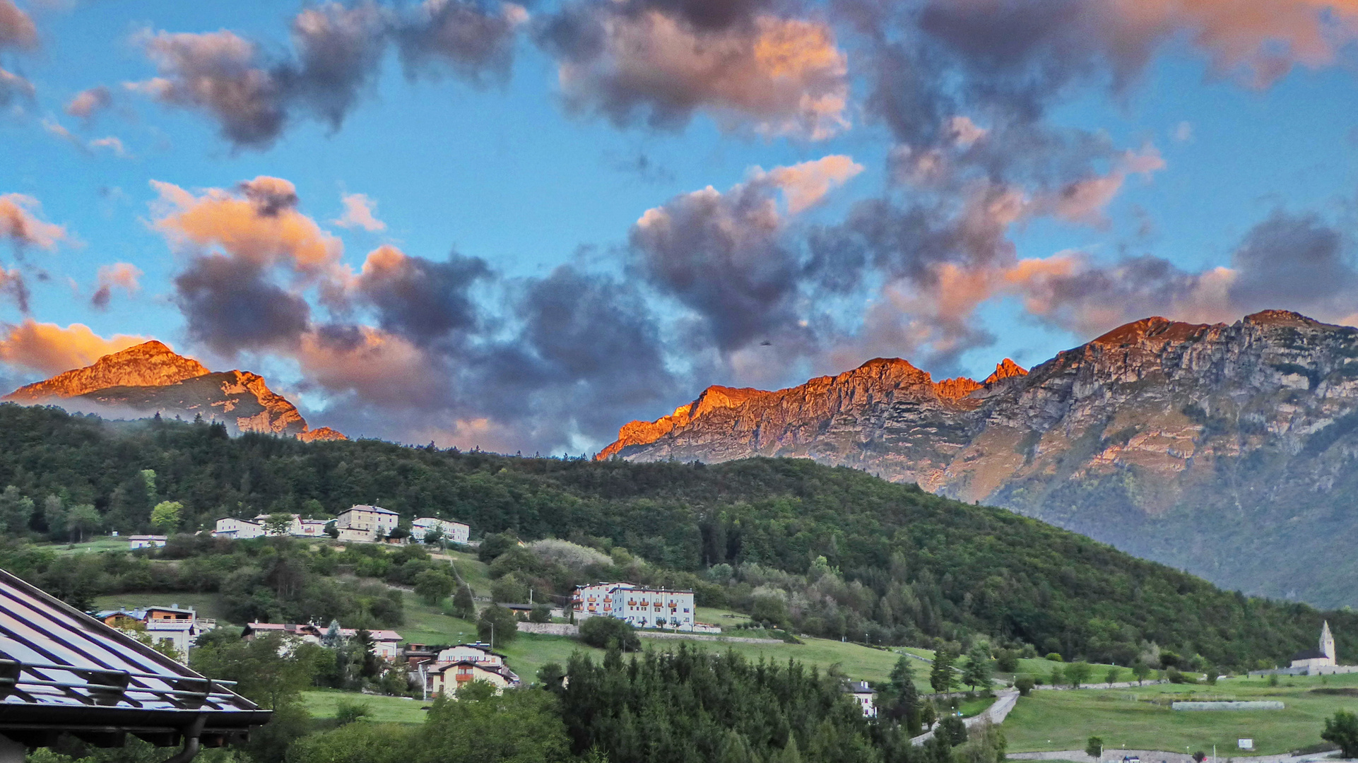 Morgensonne in den Bergen von Südtirol