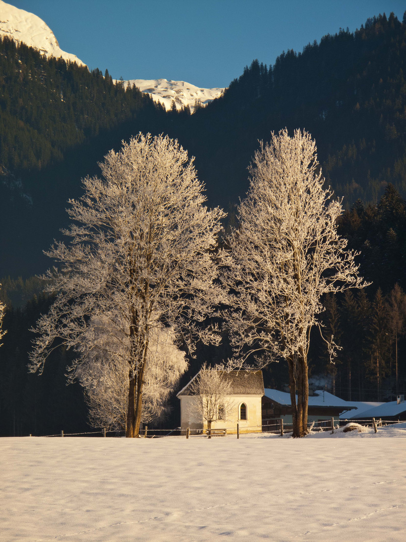 Morgensonne mit Kapelle