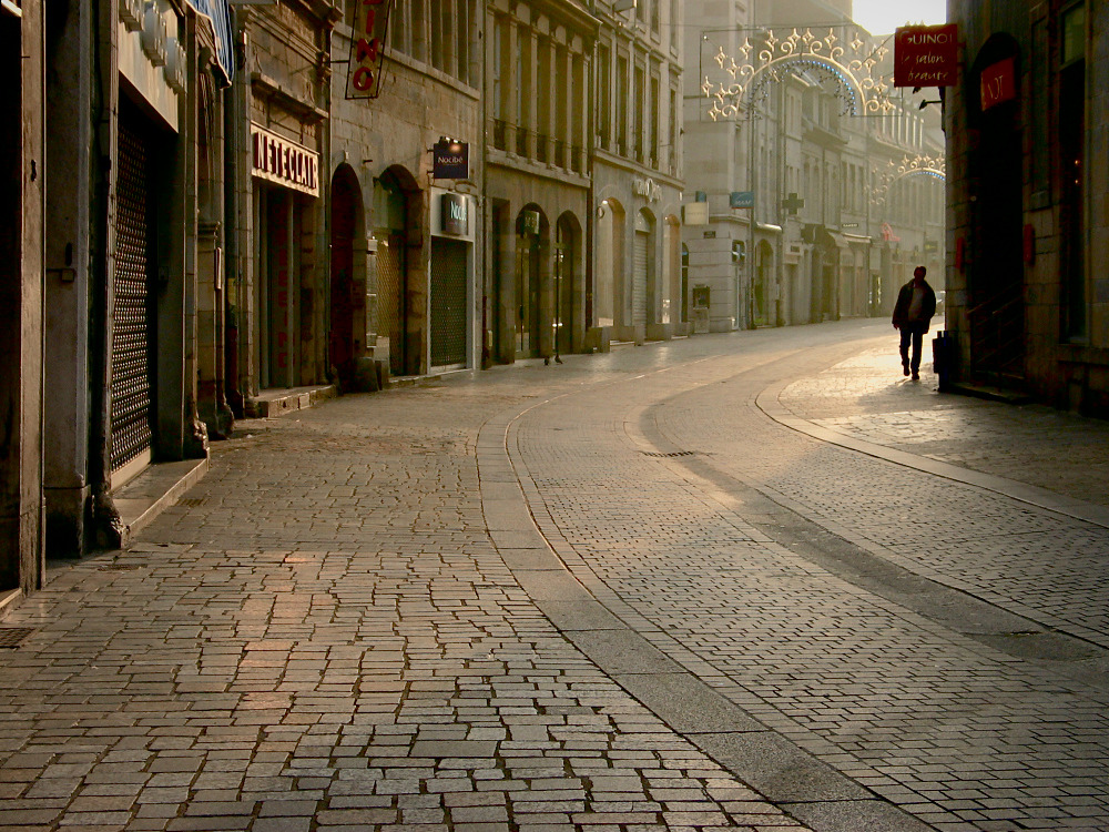 Morgensonne rue des Granges in Besançon (Franche-Comté, Tor des Jura)