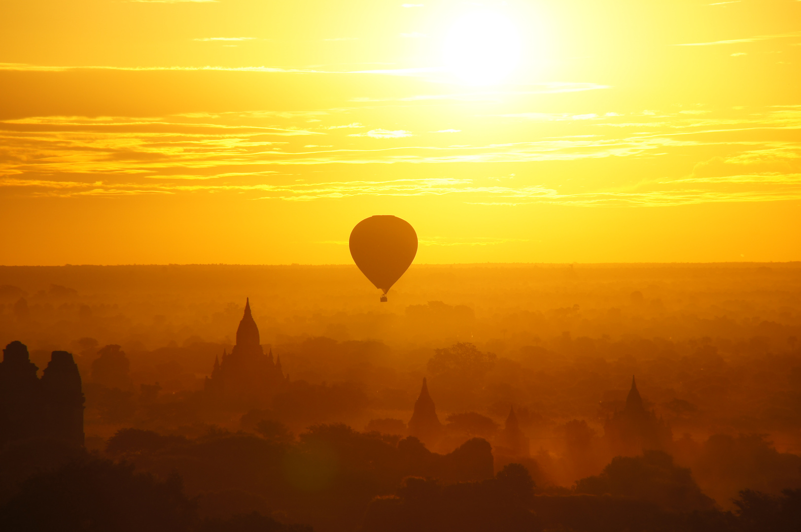 Morgensonne über Bagan