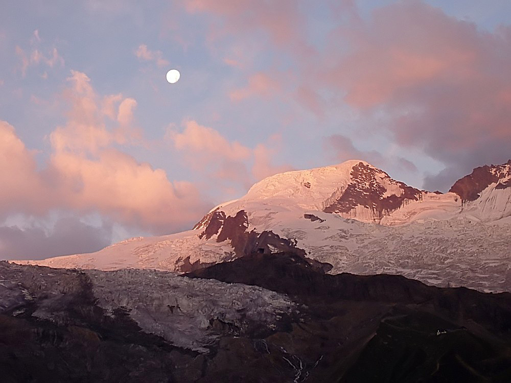 Morgensonne über dem 4206 m hohem Alphubel in den Walliser Alpen