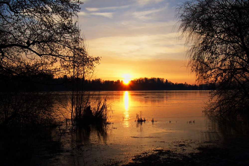 Morgensonne über dem zugefrorenen Waginger See