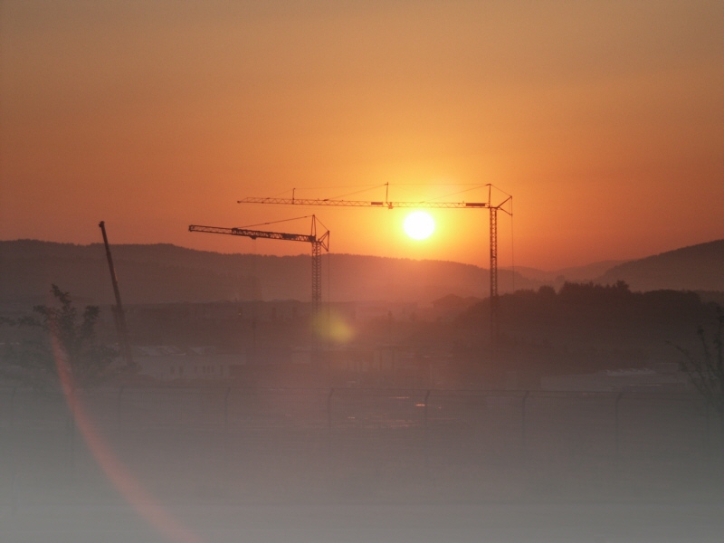 Morgensonne über Schwerlastkran