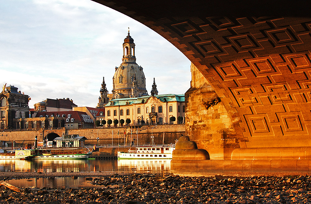 Morgensonne und einer meiner Lieblingsplätze unter der Brücke, einem Ort...