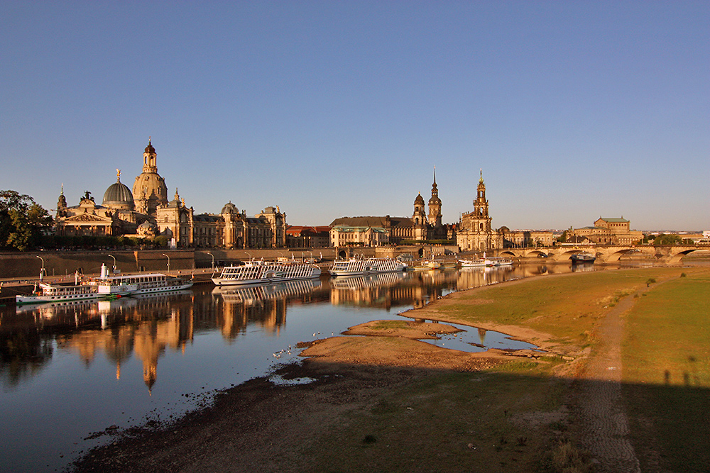 Morgensoone auf Elbe und Zentrum Dresdens vor drei Wochen und die Lage ...