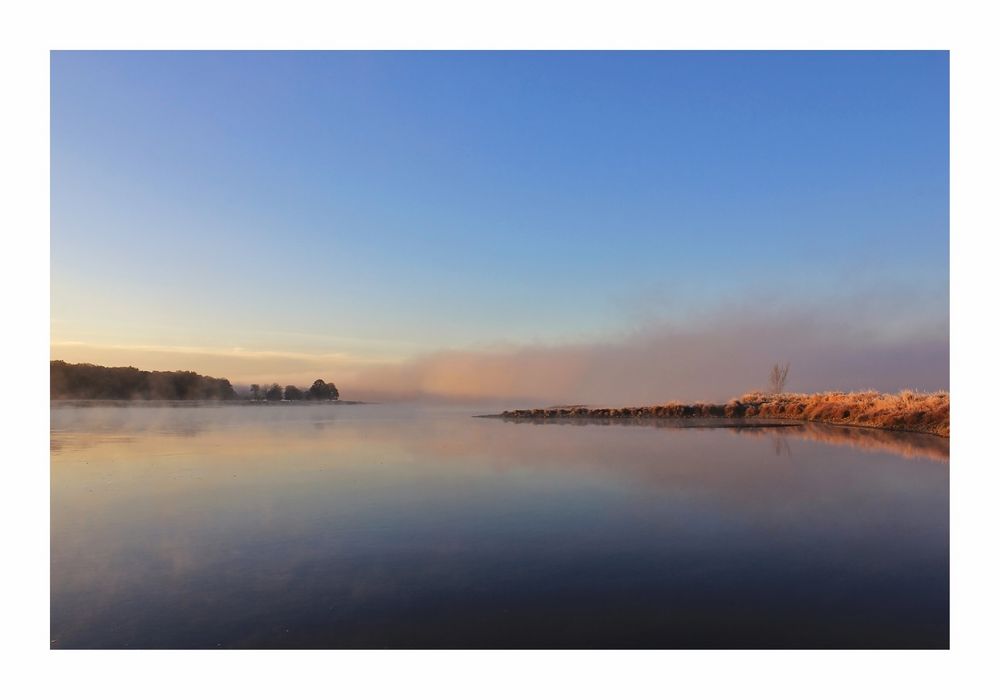 Morgenstille am Nebelfluss