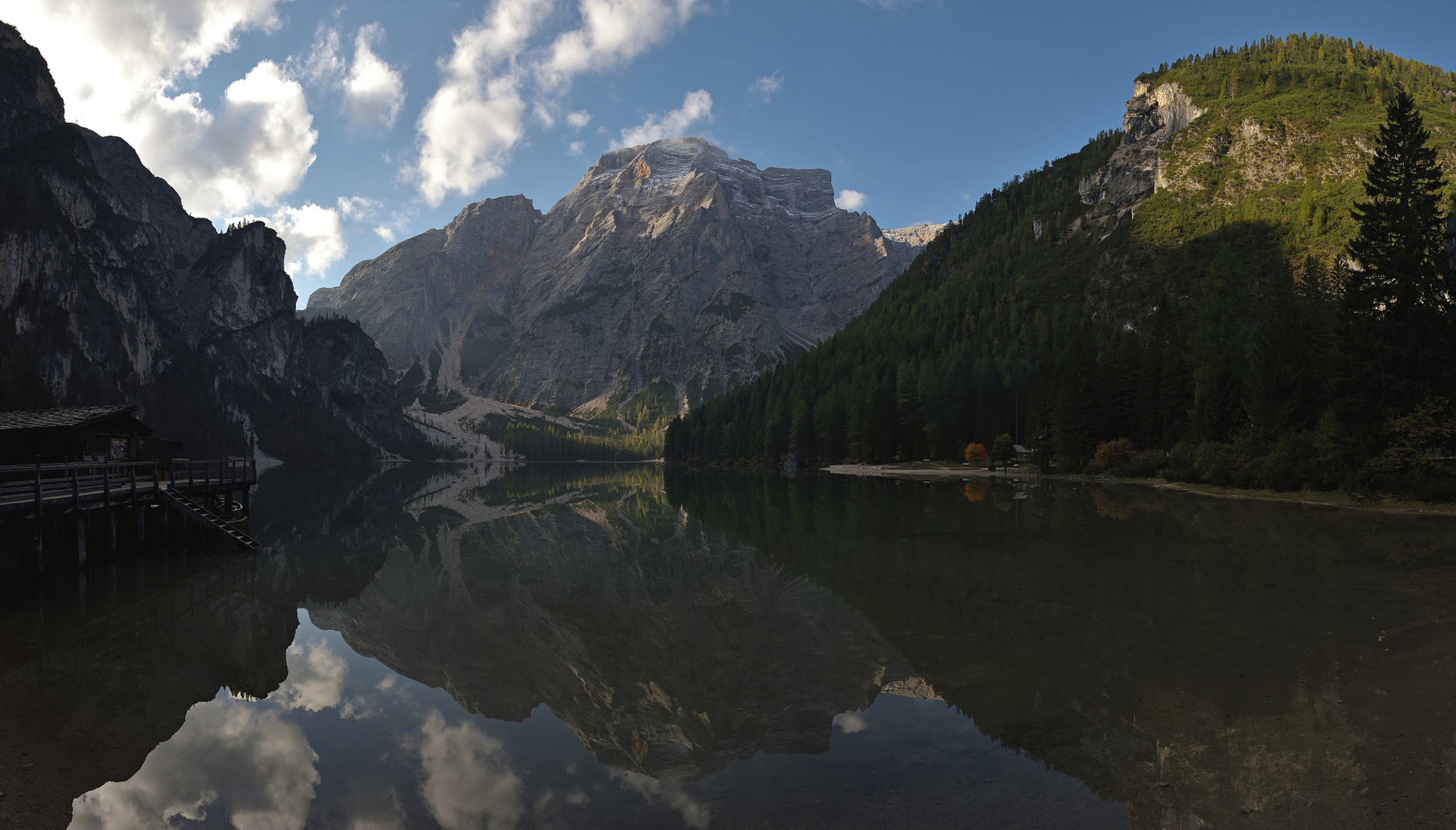 Morgenstimmung am größten natürlichen Dolomitensee, dem PRAGSER WILDSEE, aus 9 Hochkantaufnahmen.