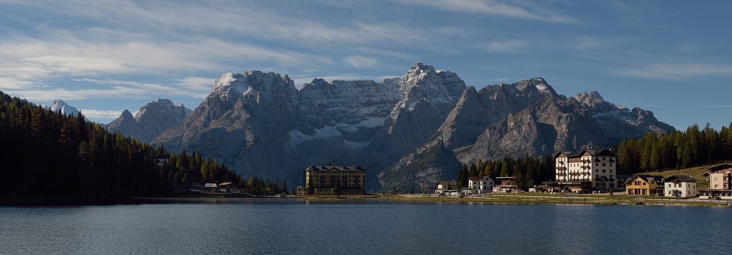 Morgenstimmung am Misurinasee, im Hintergrund die Sorapiss...