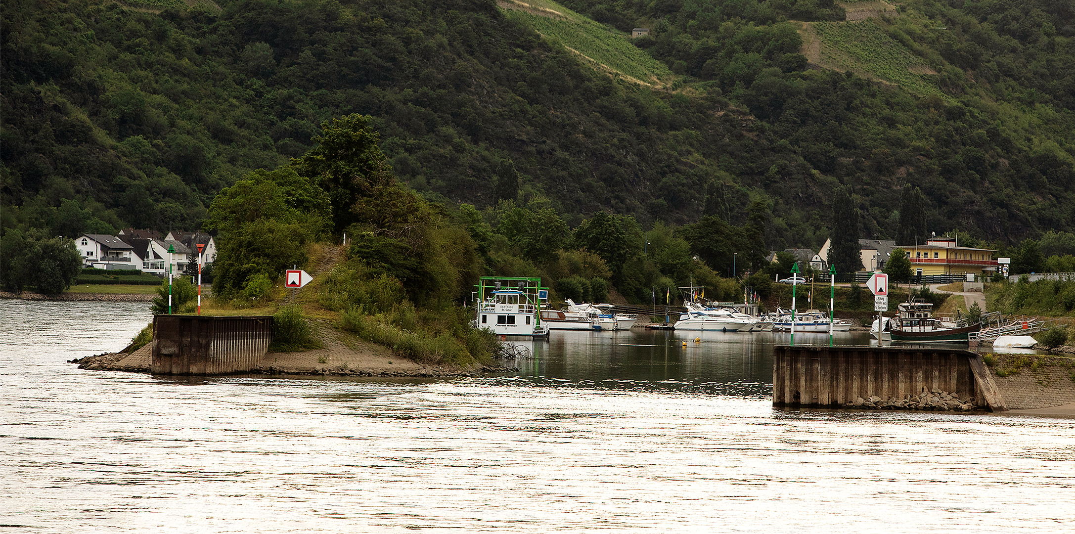 Morgenstimmung am Rhein 003 Kleiner Yachthafen