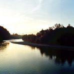 Morgenstimmung an der Isar mit herbstlichen Bäumen