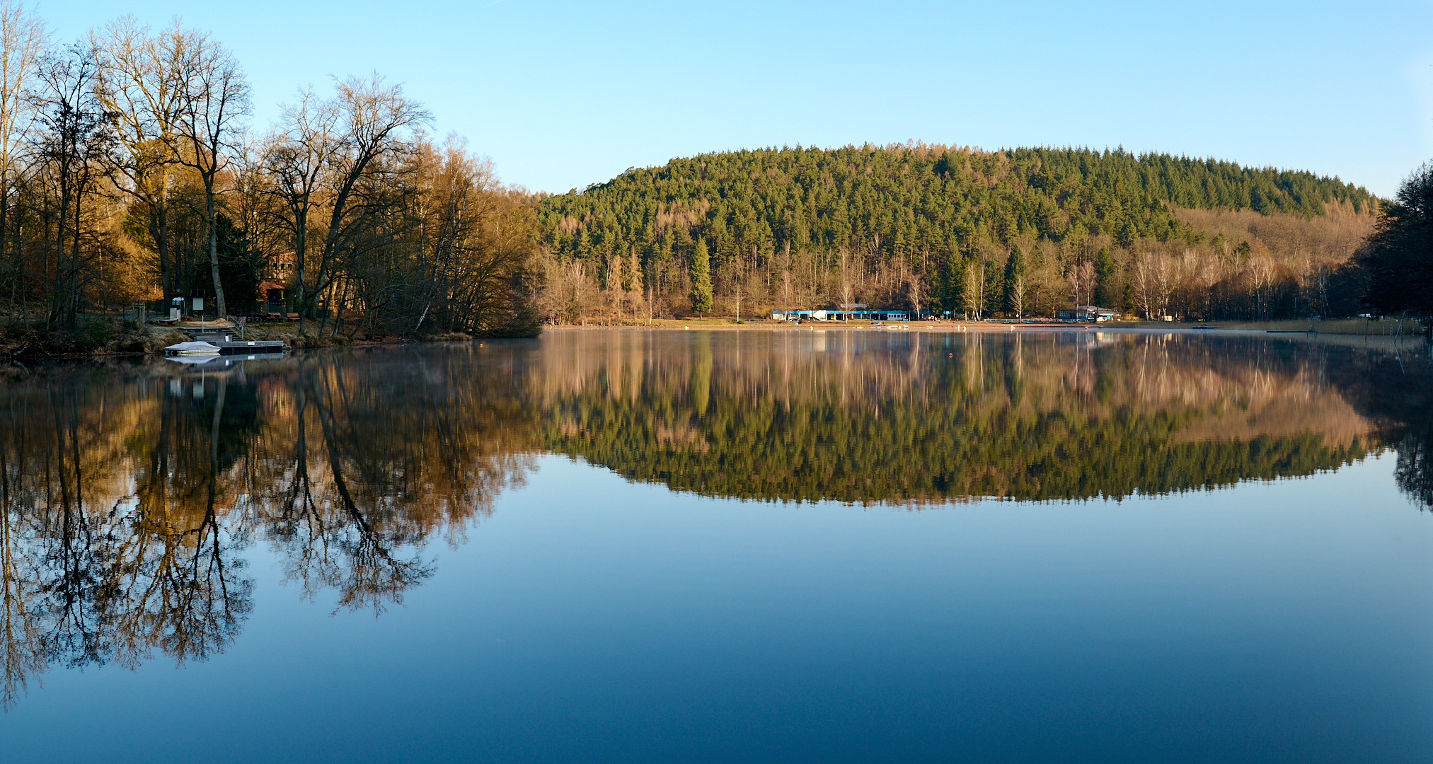 Morgenstimmung bei 2 Grad Minus am Gelterwoog, im Hintergrund erkennt man das...