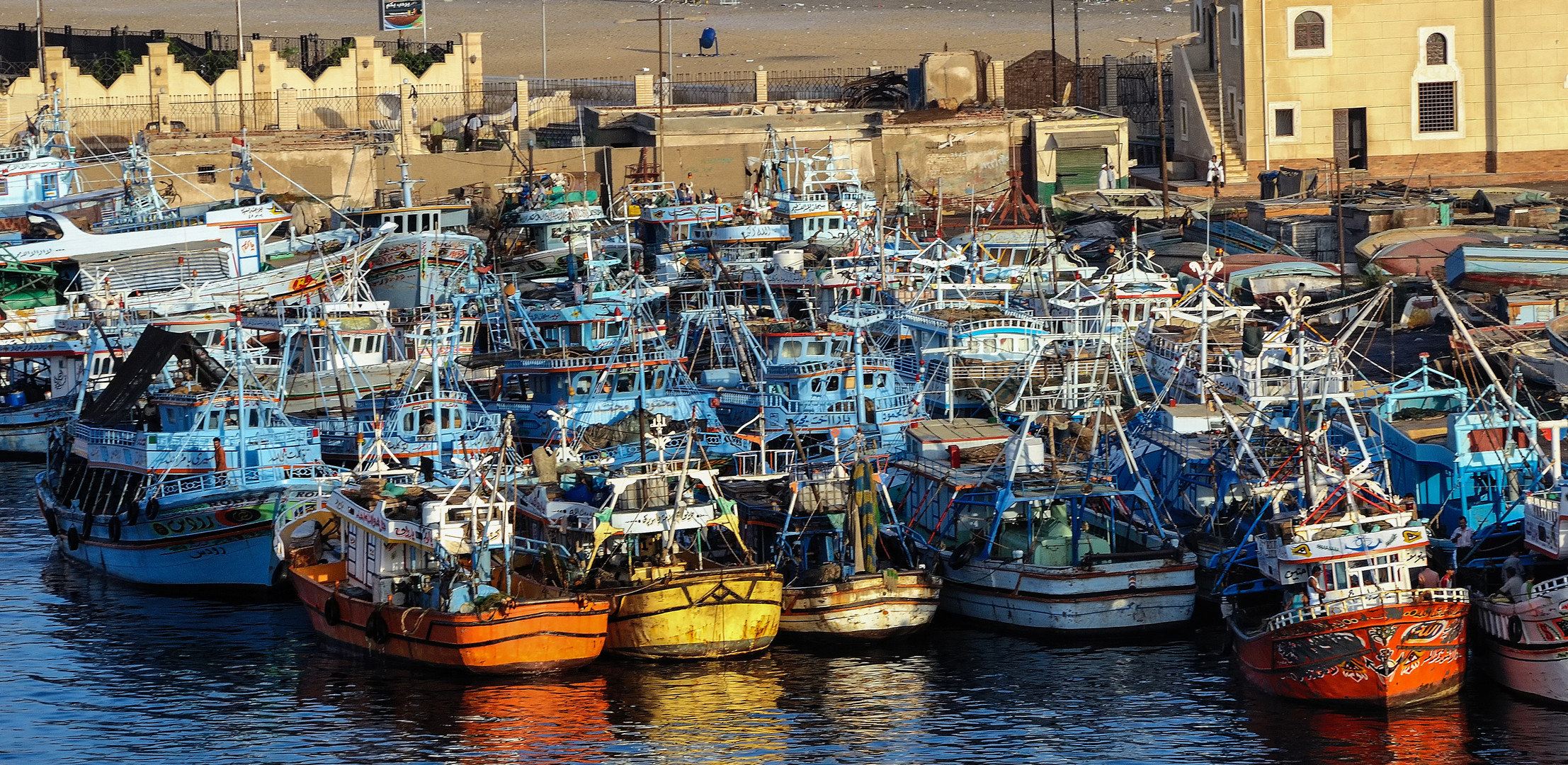 Morgenstimmung im Fischereihafen von Suez
