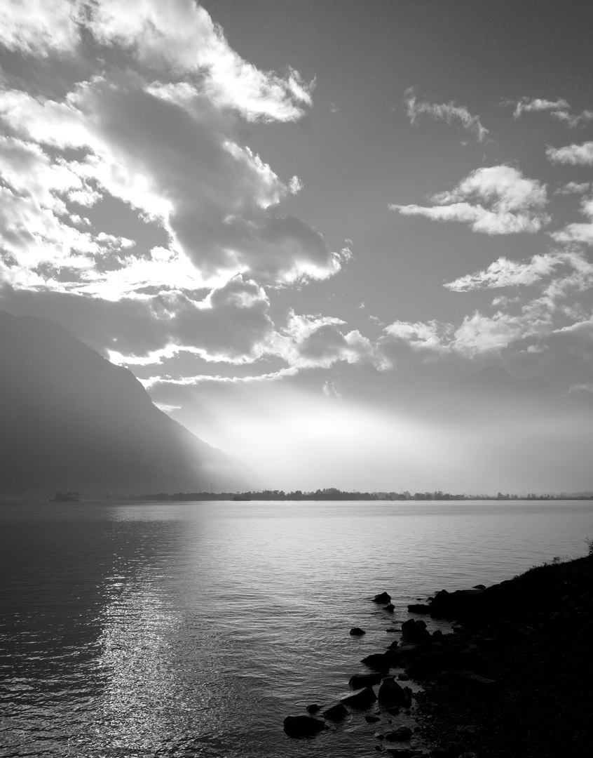 Morgenstimmung im Herbst am Urnersee