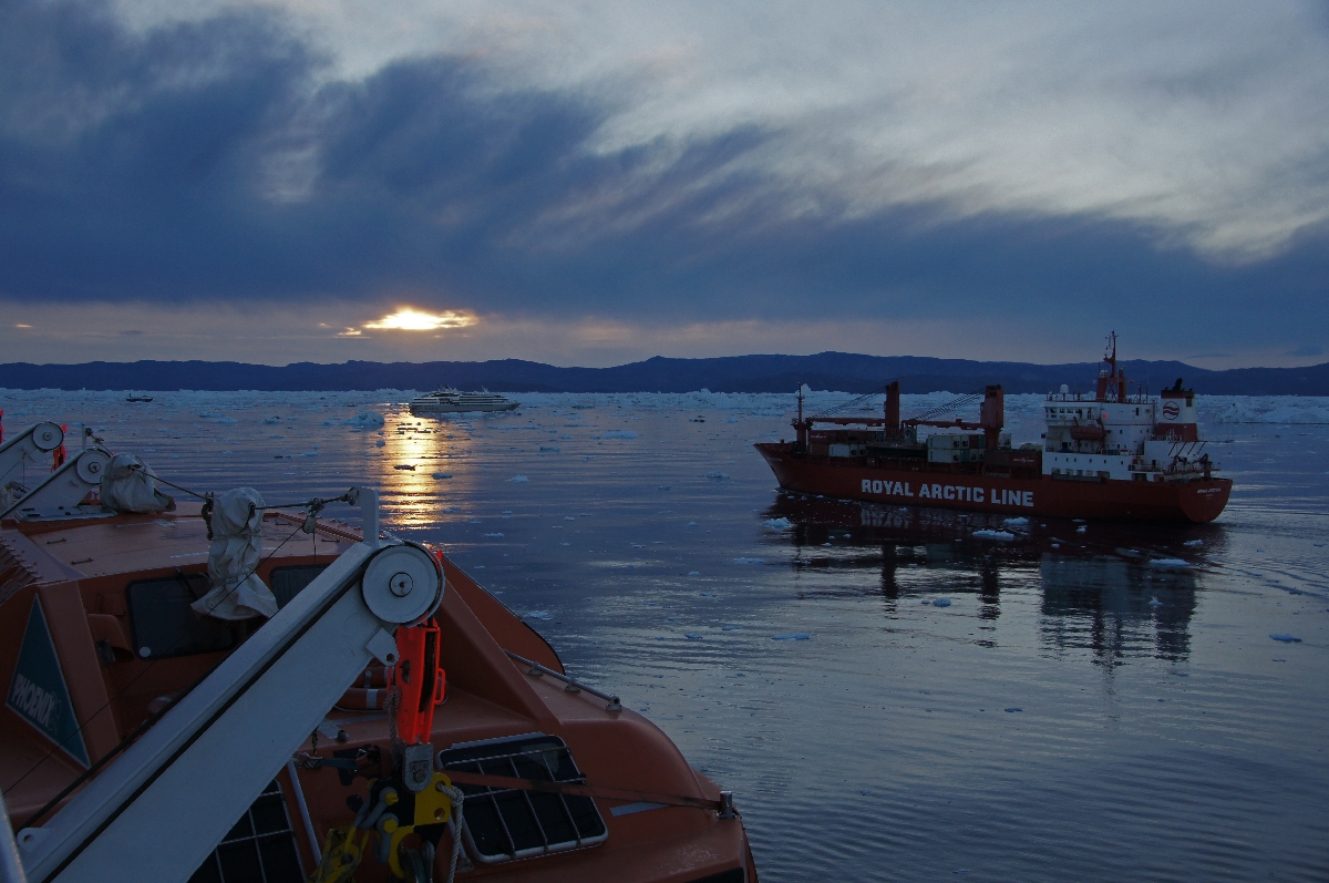 Morgenstimmung im Packeis der Discobucht ( Grönland)