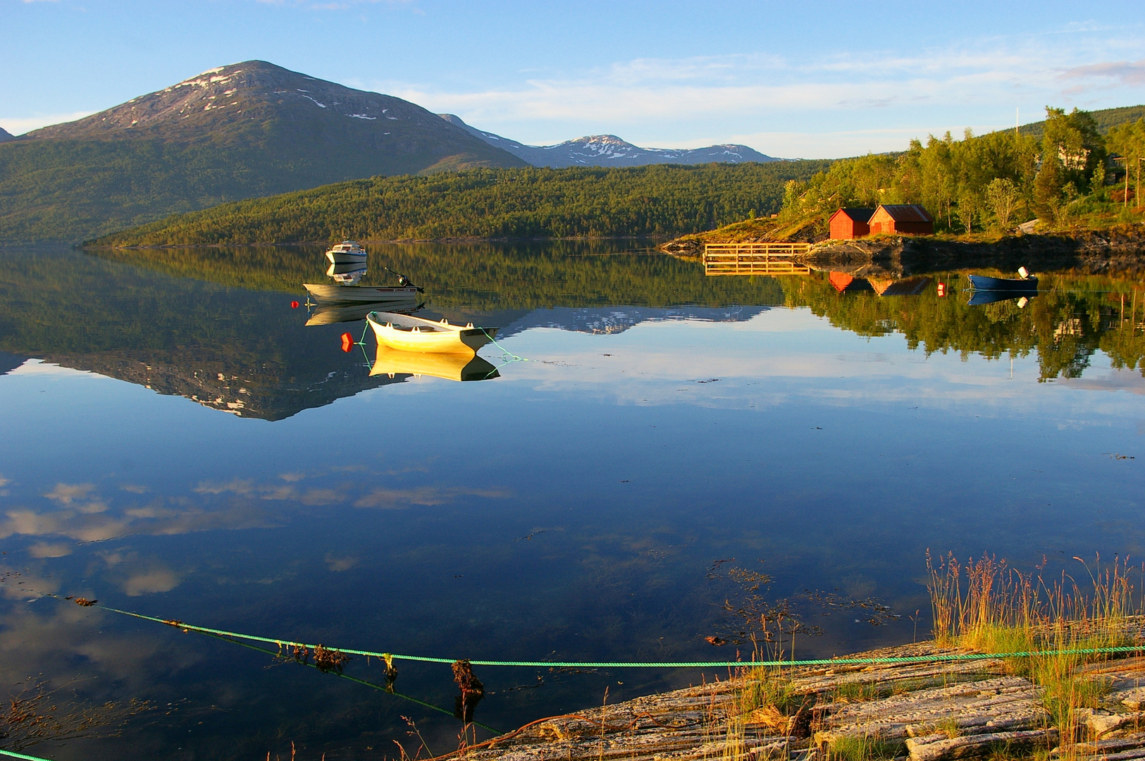 Morgenstimmung in Djupvika am Fjord Sørfolda in Nord-Norwegen