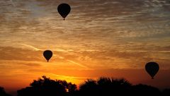 MORGENSTIMMUNG MIT HEISSLUFTBALLON IM NILTAL