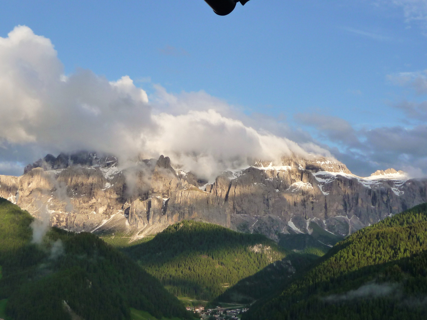 Morgenstimmung Ort Wolkenstein gegen Sellastock,Juni 2010