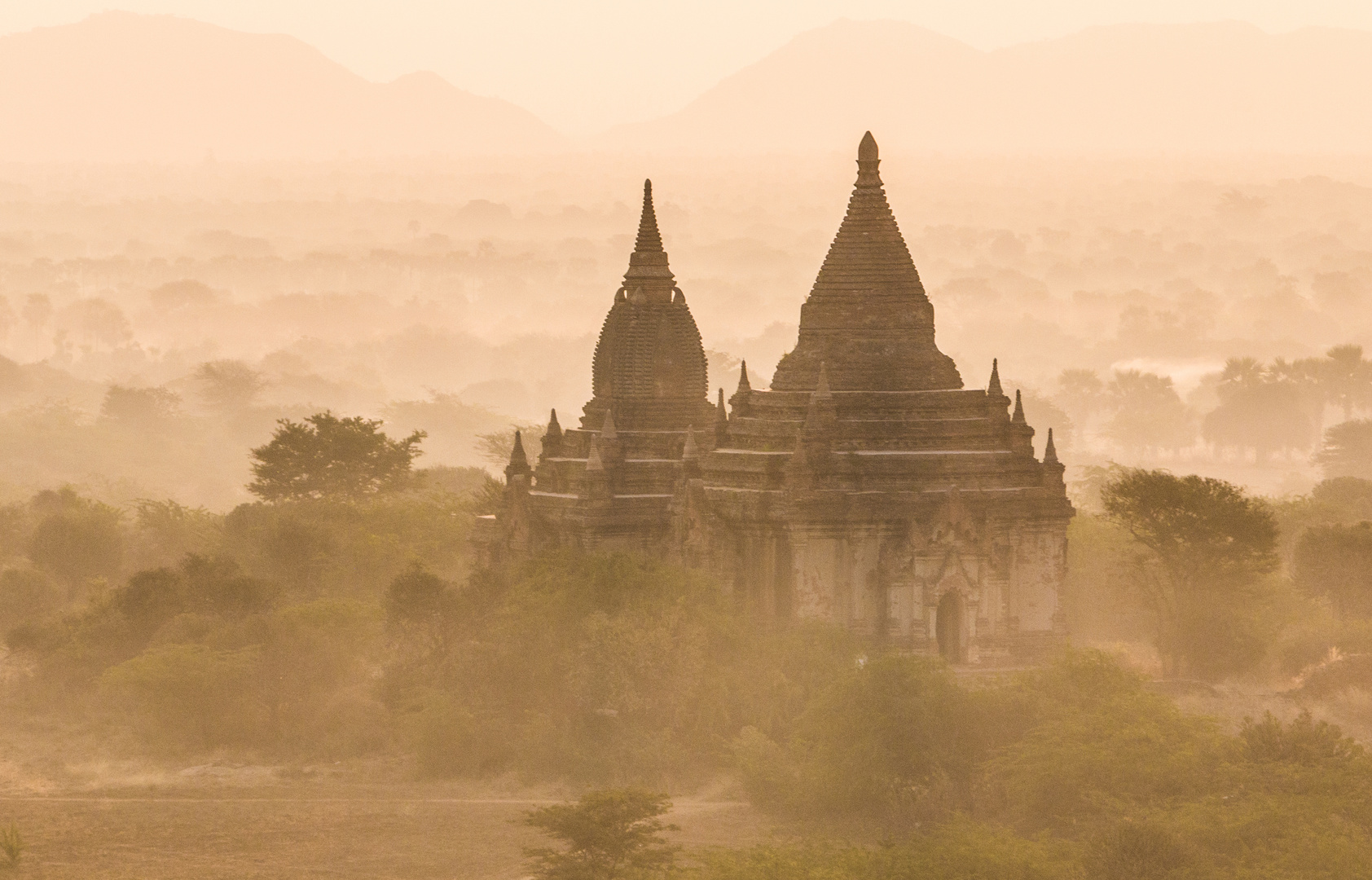 Morgenstimmung über dem Tempelfeld in Bagan