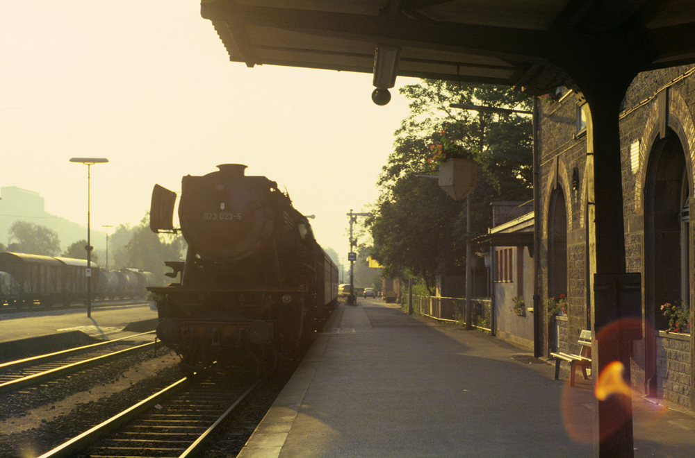 morgenstund-ist-aller-laster-anfang-foto-bild-eisenbahn-motive