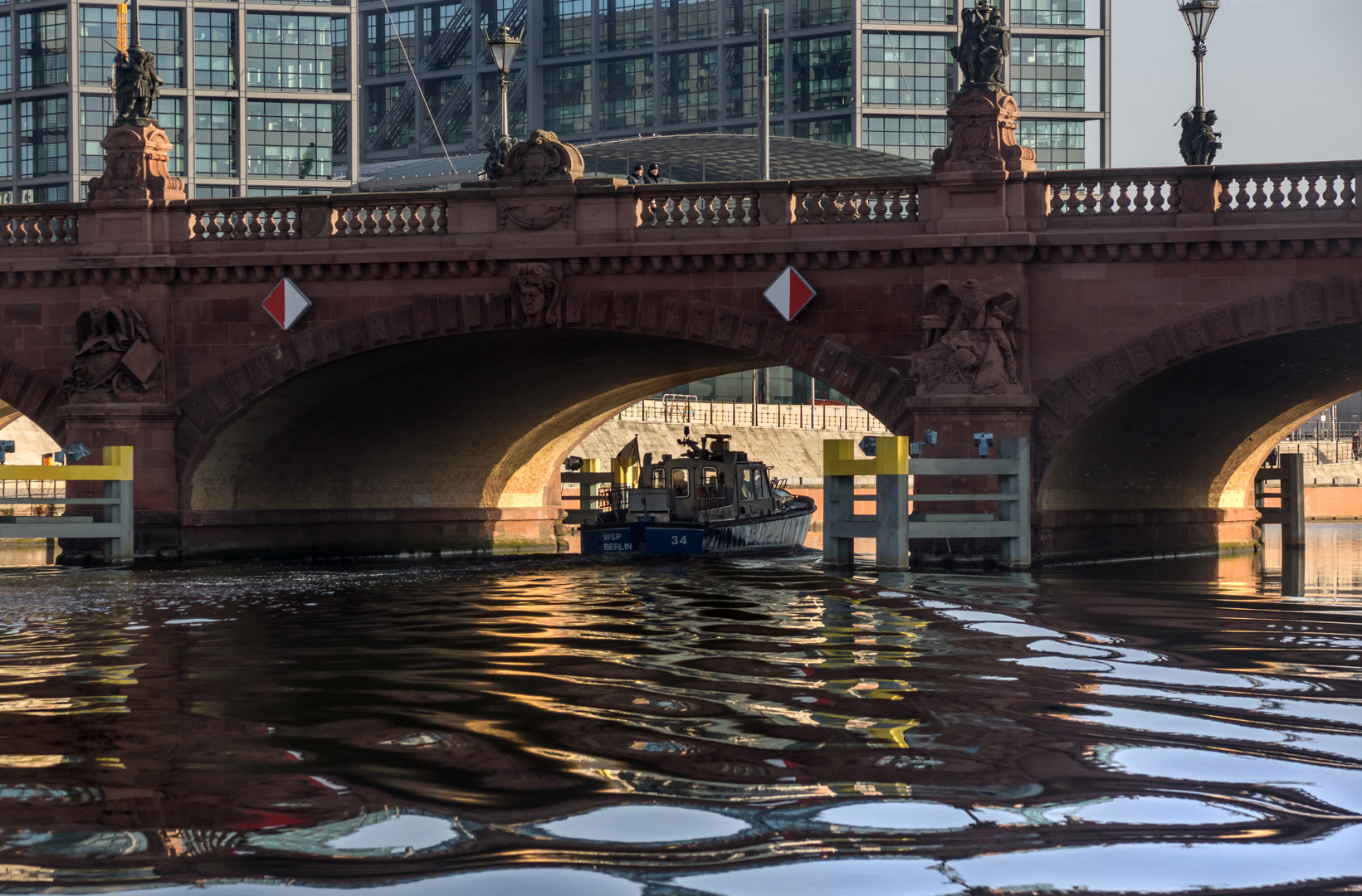 Morgentliche Spiegelungen auf der Spree am Berliner Hauptbahnhof