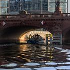 Morgentliche Spiegelungen auf der Spree am Berliner Hauptbahnhof