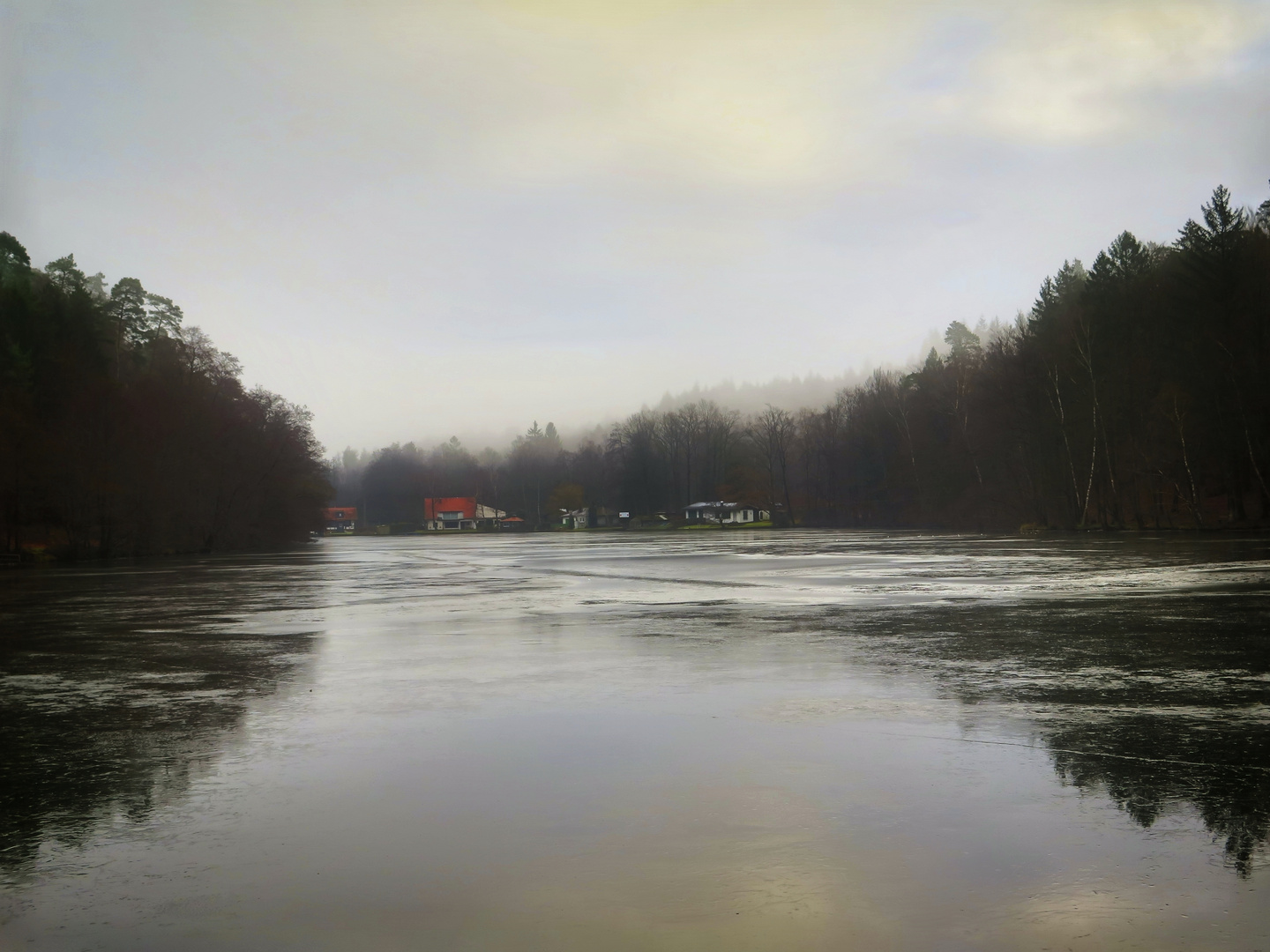 Morgentliche Stille am See, der zum größten Teil zugefroren war.