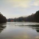 Morgentliche Stille am See, der zum größten Teil zugefroren war.