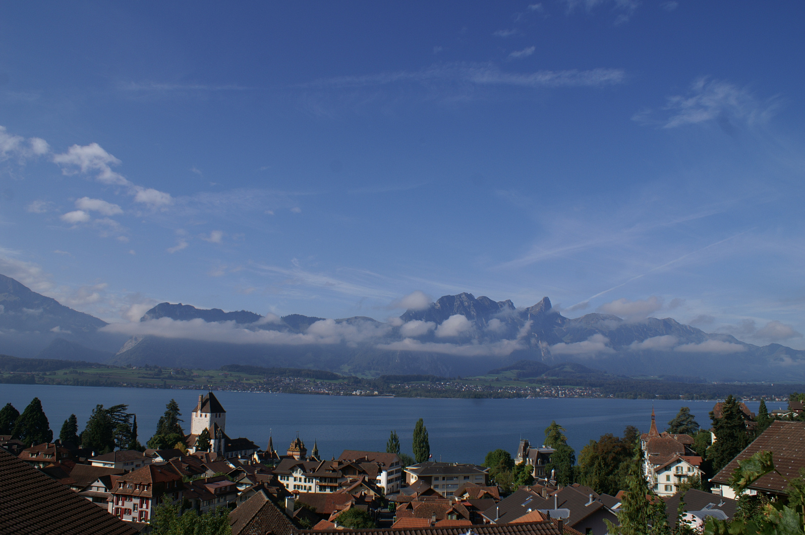 Morgentlicher Blick von Oberhofen auf den Thuner See