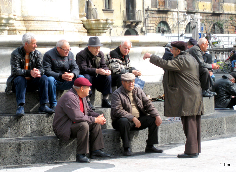 Morgenvergnügen der Männer: Palaver auf dem Domplatz in Catania