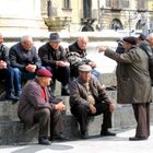 Morgenvergnügen der Männer: Palaver auf dem Domplatz in Catania