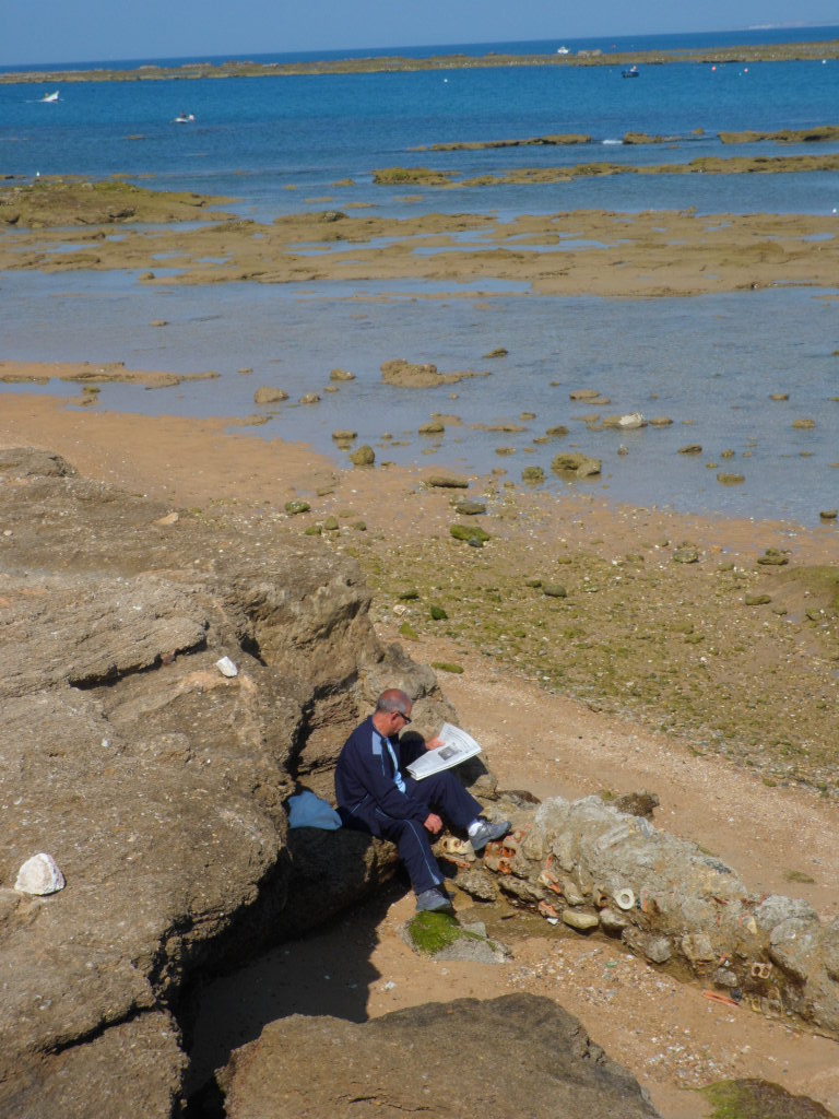 Morgenzeitung am Strand lesen