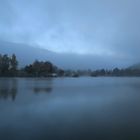 Morgenzigarette vor hübscher Campingkulisse