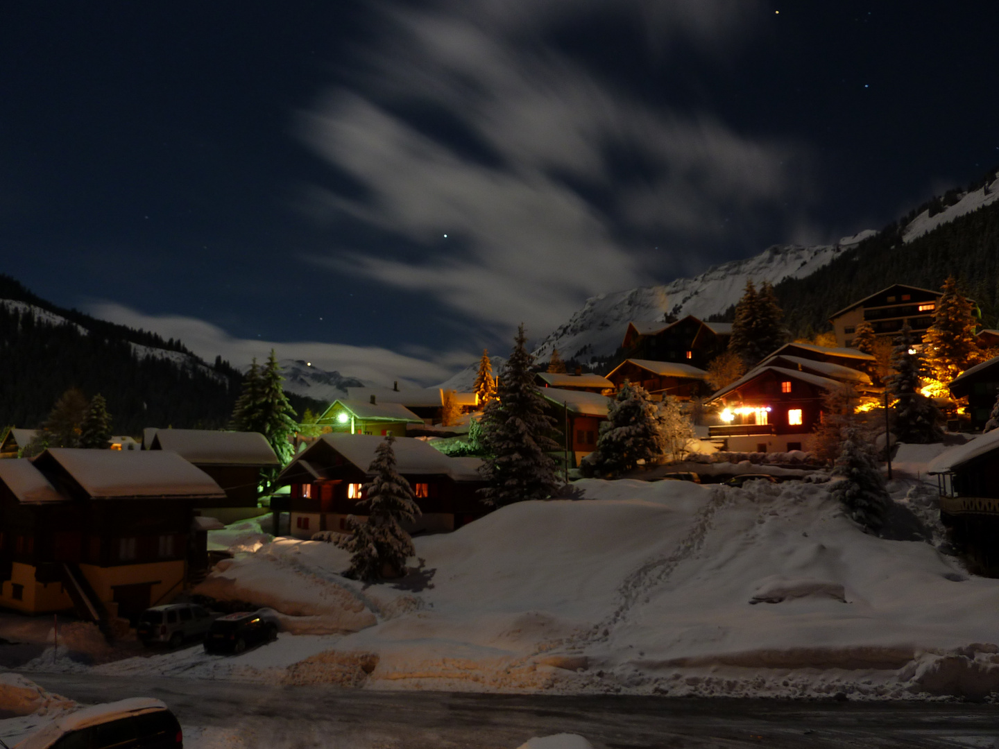 Morgins bei Nacht