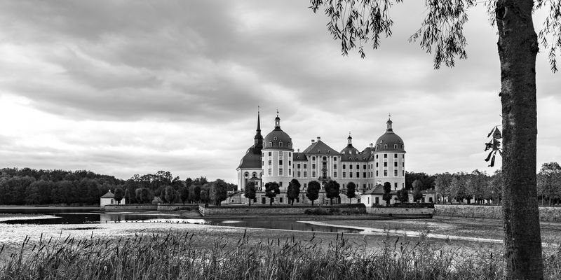 Moritzburger Impressionen mit fast leerem Schlossteich