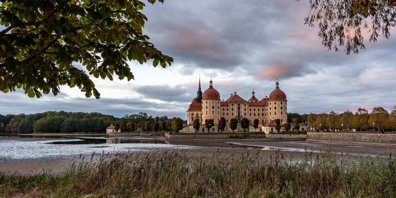 Moritzburger Impressionen mit fast leerem Schlossteich