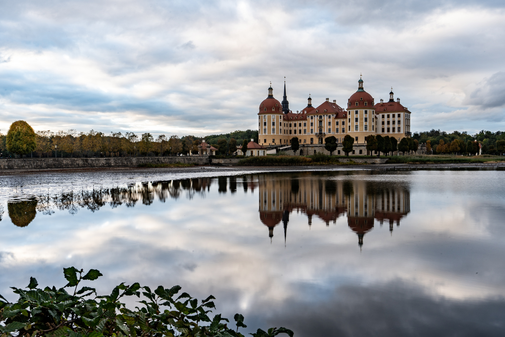 Moritzburger Impressionen mit fast leerem Schlossteich