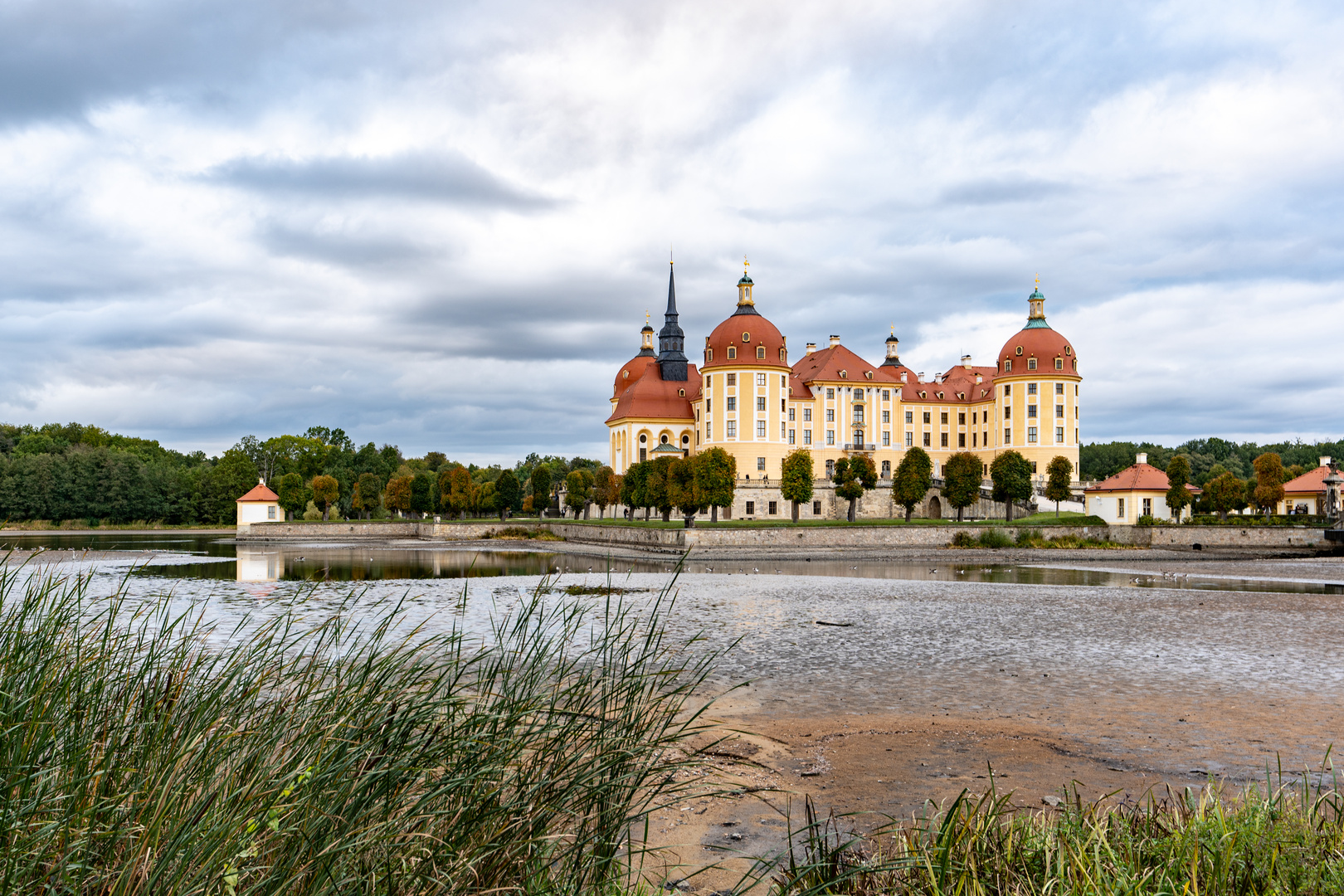 Moritzburger Impressionen mit fast leerem Schlossteich