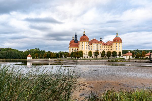Moritzburger Impressionen mit fast leerem Schlossteich