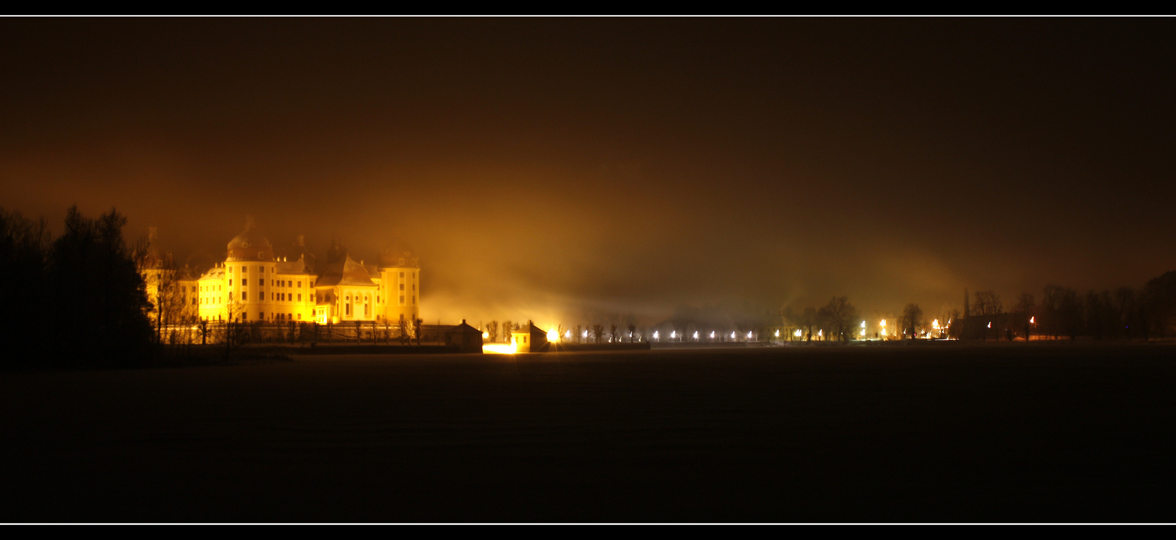 Moritzburger Schloss wird verschlungen.