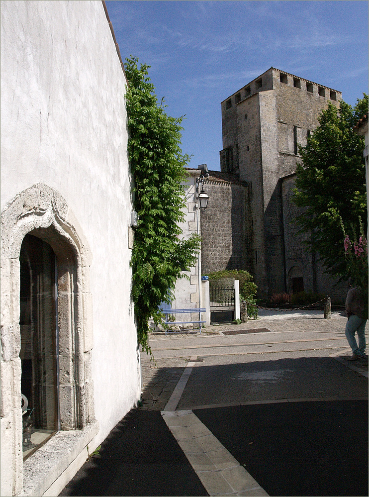 Mornac-sur-Seudre - Le clocher rectangulaire de l’Eglise St Pierre, vu d’une des ruelles