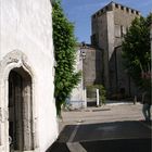 Mornac-sur-Seudre - Le clocher rectangulaire de l’Eglise St Pierre, vu d’une des ruelles