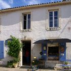 Mornac-sur-Seudre - Une autre boutique de spécialités et le bleu saintongeais du ciel et des volets