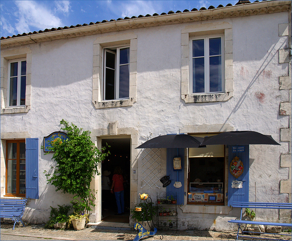 Mornac-sur-Seudre - Une autre boutique de spécialités et le bleu saintongeais du ciel et des volets