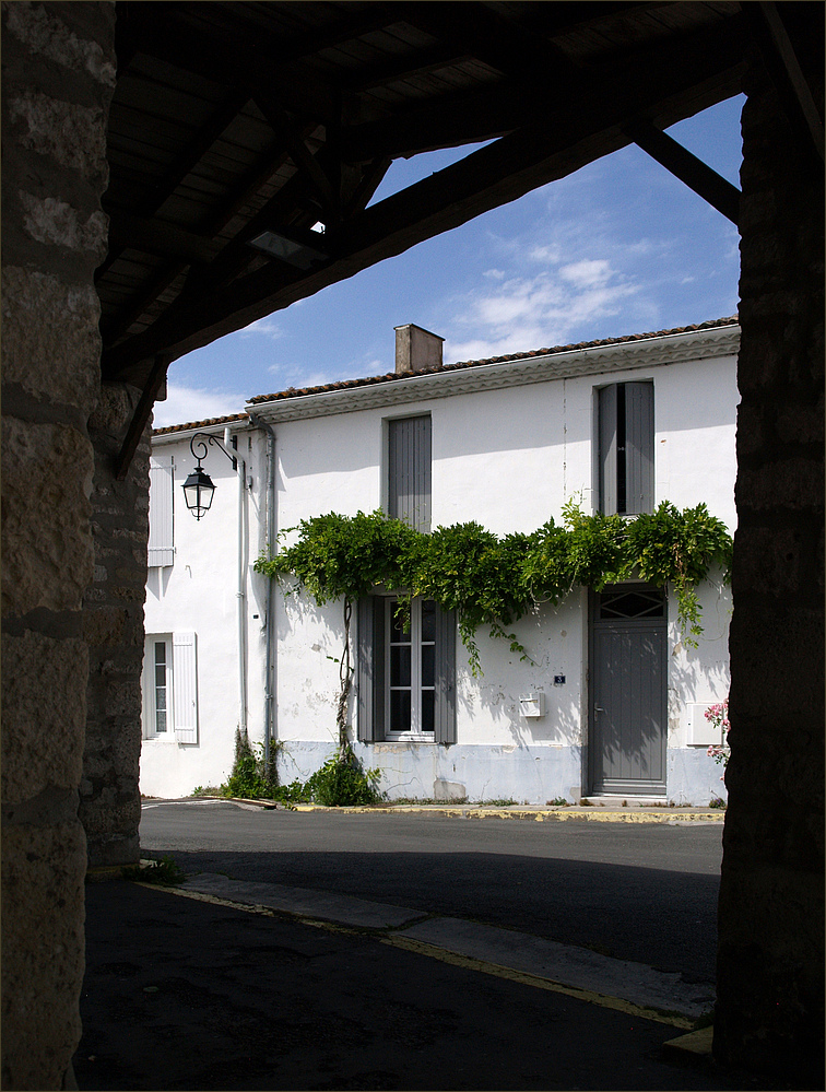 Mornac-sur-Seudre - Une maison vue de la Halle médiévale