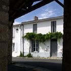 Mornac-sur-Seudre - Une maison vue de la Halle médiévale