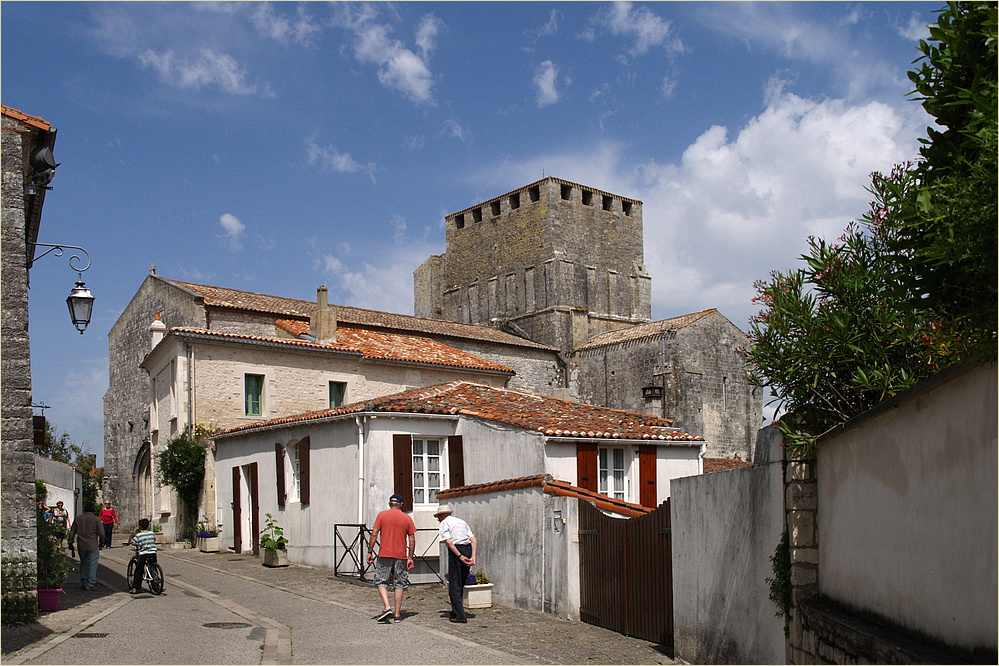 Mornac-sur-Seudre – Une ruelle et l’Eglise St Pierre (XIème siècle)